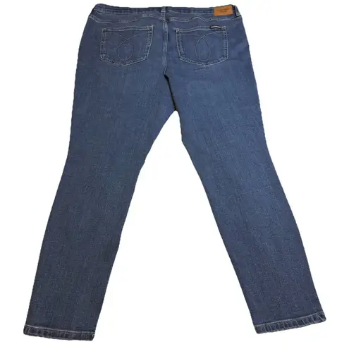 Calvin Klein  Set Plus Size 20 & 2X Distressed Med Wash Jeans &‎ Black V-Neck Tee - Image 9