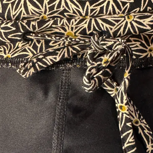 Toad & Co Medium Seleena Skort Daisy Floral Stretch Attached Shorts Drawstring Black