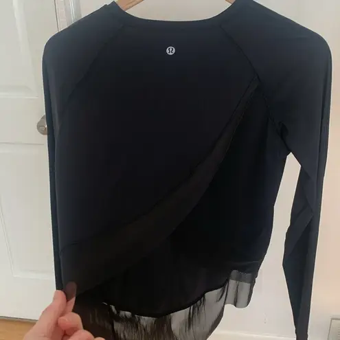 Lululemon  size 4 black long sleeve top with mesh detail