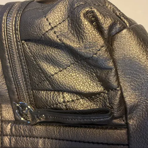 Relic BRAND SILVER METALLIC SHOULDER BAG POCKETS IN FRONT ZIPPER CLOSURE ON TOP