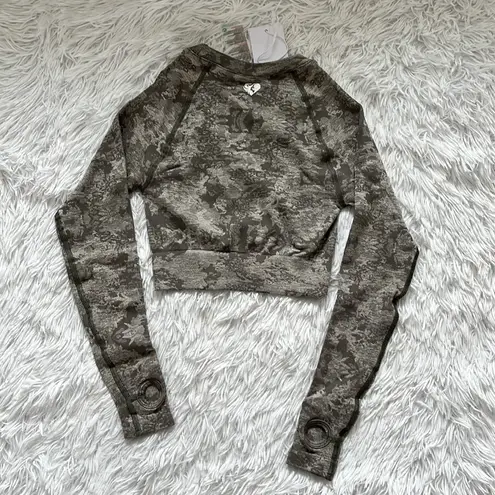 women's best WOMEN’S BEST CAMOUFLAGED LONG SLEEVE SEAMLESS CROP TOP SIZE SMALL