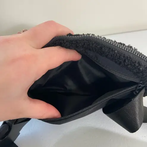 NWOT women’s solid black Sherpa soft thick adjustable strap belt‎ bag active