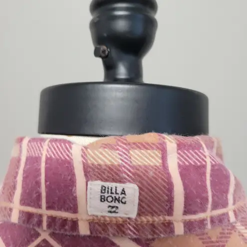 Billabong  distressed raw hem flannel button down size small - Image 7