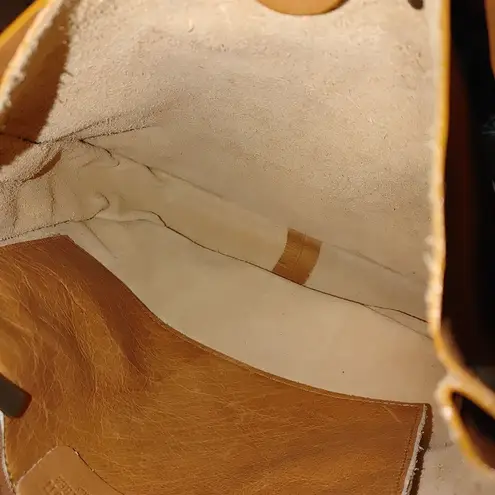 Maurizio Taiuti Genuine Leather Crossbody Saddle Bag Brass Rivets Made In Italy Tan