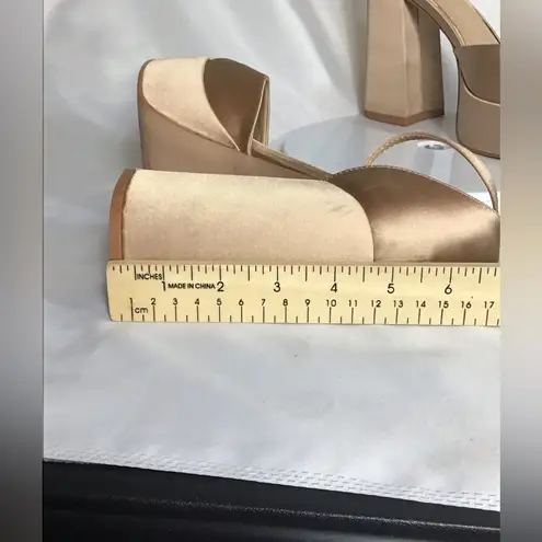 Jewel Badgley Mischka Women Gold Platform Shoes with jeweled buckle Sz. 8 EUC