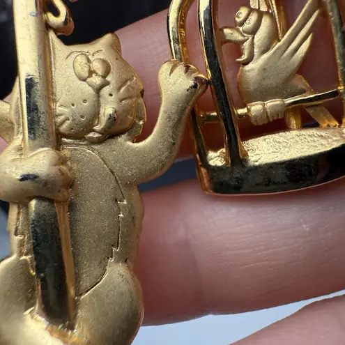 Signed JJ Cat Climbing Bird Cage Stand Gold Tone Brooch Pin Jonette Jewelry