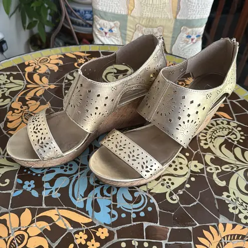 BCBG MARILLA Women's Gold CORK WEDGE Sandal SZ: Eu 40/ US 10