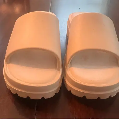 Rouge Helium Women’s Cream Slides with Cushioned Sole - 7.5