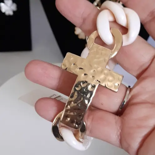 Acrylic Chain Bracelet with Magnetic Hammered Style Cross Clasp Gold - Image 3