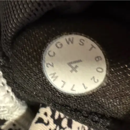 Lululemon  Energy Bra in the Ditsy Daisy Black White print Luxtreme 4 EUC