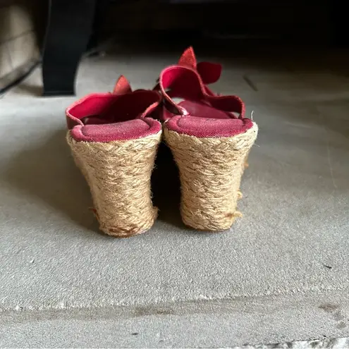Me Too red flower wedge sandal size 7