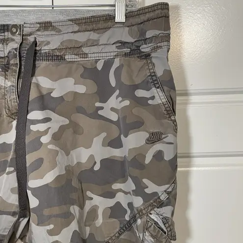 Nike  Camo Capri Cargo Shorts Womens‎ Drawstring Casual Activewear Size Large