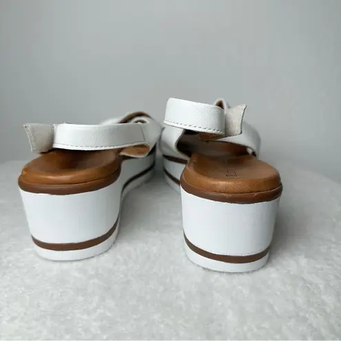 Ron White Priya Lightweight Leather Wedge Sandal in White and Gold Accents Size 11