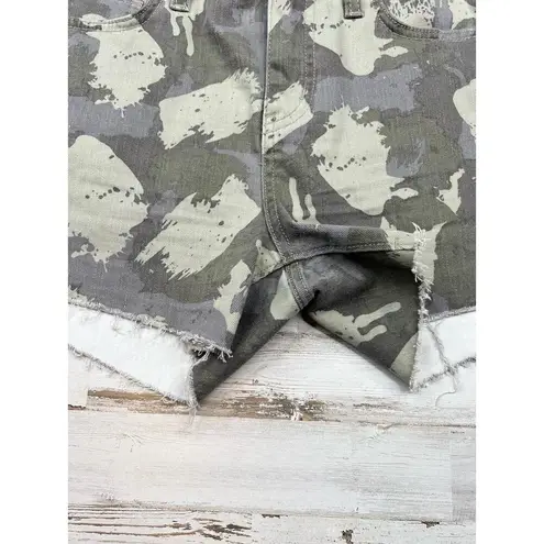 Hudson GRACIE Camouflage Pattern Frayed Hem Five Pocket Cutoff Shorts Size 27 Green