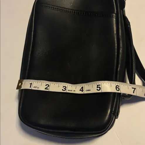 LL BEAN BLACK LEATHER WRISTLET DOUBLE ZIP CLOSURE ONE SLIP POCKET OUTSIDE
UNISEX