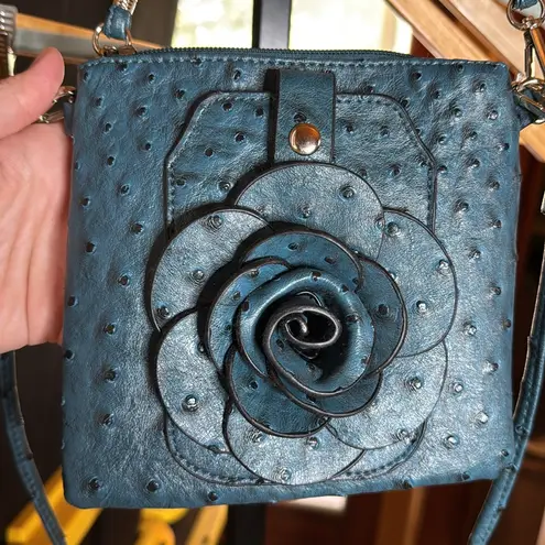 NWOT 22 Tote Ostrich Flower Cell Phone Crossbody Wristlet Sapphire Blue