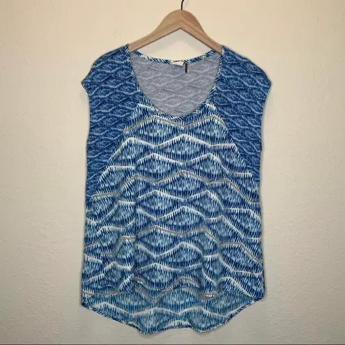 Akemi + Kin Anthropologie blue geometric cap sleeve top boho size med