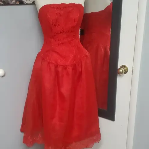 DAZZLING RED FIT N FLARE GOWN STRAPLESS LACE OVERLAY FULL ZIP BACK EMBROIDERED Size 10