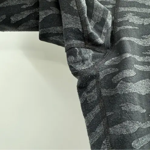 Under Armour Fitted HeatGear Black & Gray Camo Mid Rise Leggings Sz L