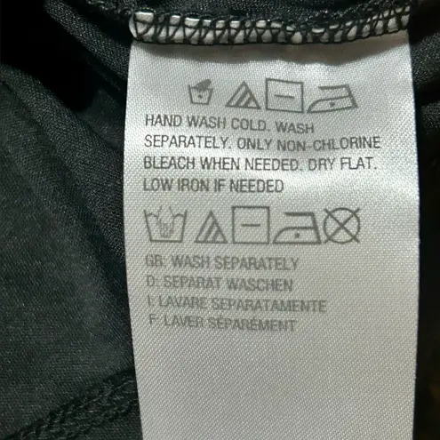 Isaac Mizrahi 🏷️🏷️IsaacMizrahiLive! Small knit lace lined top V-neck w/lace trim. short sleeve