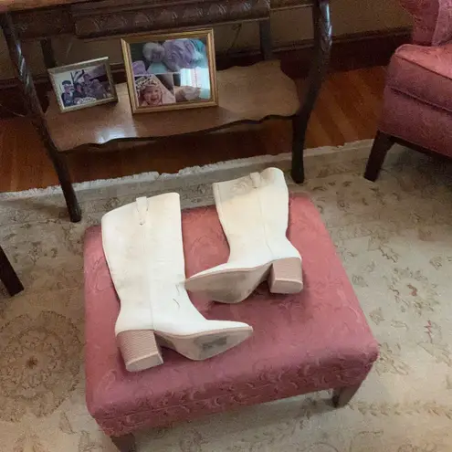 Crown Vintage Sila Embroidered Western Boots in White Sz 7 EUC