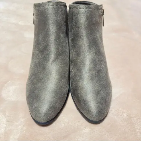 Daisy Fuentes Women’s boots, size 7.5