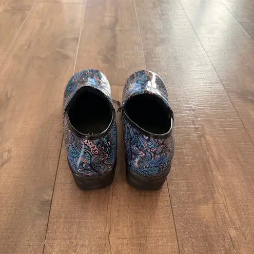 Easy Street Women's Clogs Size 11W Blue Pink Paisley Slip Resistant Shoes Comfy