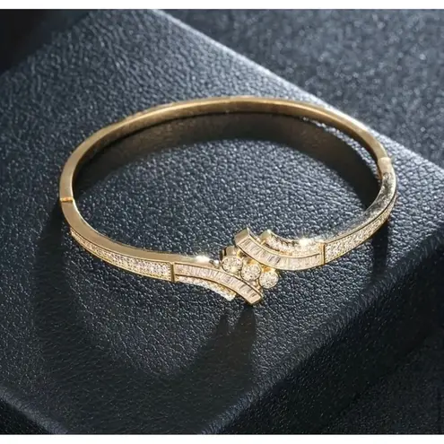 Elegant 18k Gold