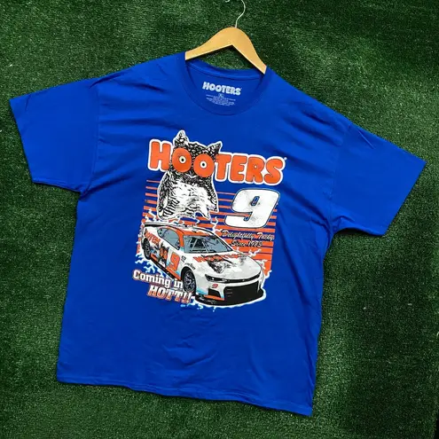 Hooters Coming in Hot Delightfully Tacky Since 1983 T-Shirt Size Extra Large