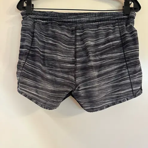  Black and Gray Patterned Lululemon Shorts Size 4 - Image 2