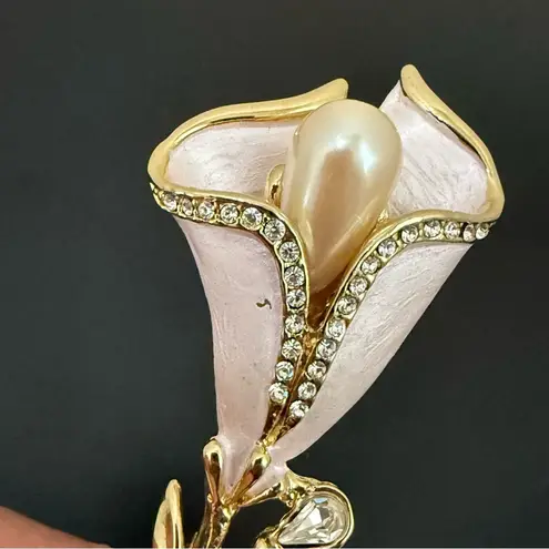 Vintage Unsigned Pale Pink Enamel Faux Pearl Calla Lily Flower Brooch 20g. Gold