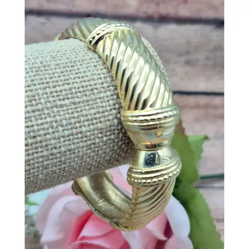 None Cute Gold Tone Textured Hinged Bangle Bracelet Classic Statement MINT