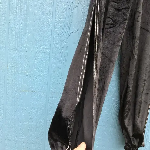 Boutique branded Velvet Jogger Pants with side split
Black Women’s Size Small