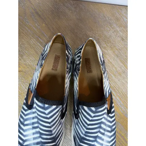 OluKai Pehuea Pa'i Women's Slip On Shoes Size 9 White Zigzag print indigo blue