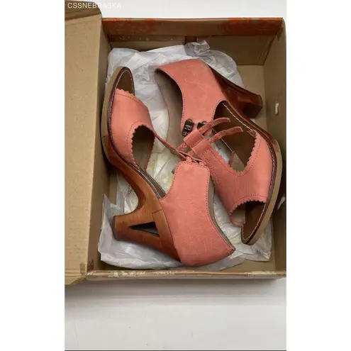 Peach Anthropologie heels by Latigo, coral leather - Size 9