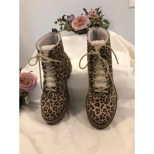 White Mountain Boots Women Size 10 Leopard Print Faux Fur Lined Lug Sole Winter