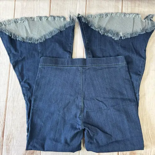 Cello NEW  Flared & Frayed Bell Bottom Pull On Dark Wash Denim Jeans Size Large