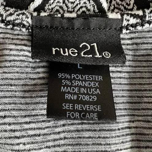 Rue 21  Womens Fit & Flare Dress Mini Short Sleeve Geo Print Black White Large