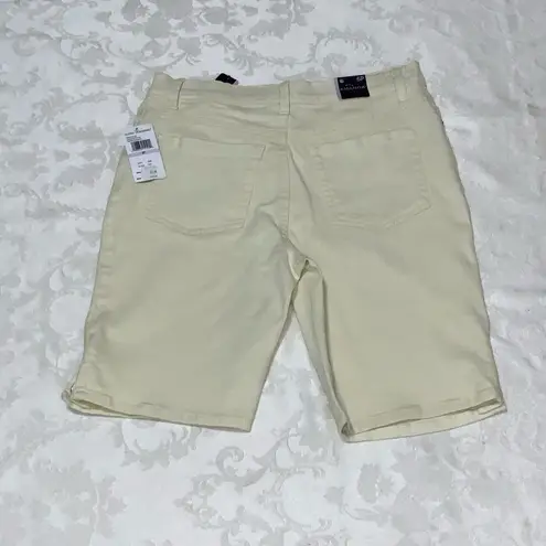 Gloria Vanderbilt  Amanda Light Yellow Bermuda Shorts Size 6P NWT