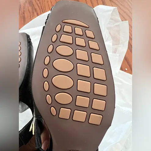 Elegant Black Women's Shoes with Gold Accents Size 6