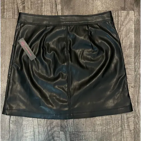 No Boundaries NWT Black Faux Leather Women’s Skirt Size Medium Mini Zip Edgy Stretch Mob wife