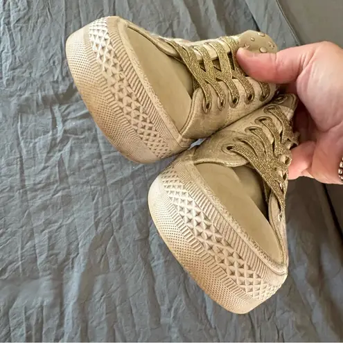 Blowfish Walk On Slip On Sneaker in Soft Gold. Size 8. Gold