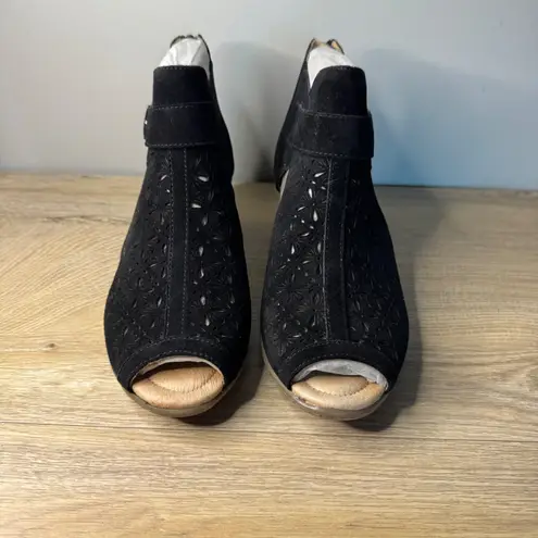 EARTH Black Suede Peep Toe Cutout Booties Ankle Block Heel Boho Chic Comfort Size 8.5