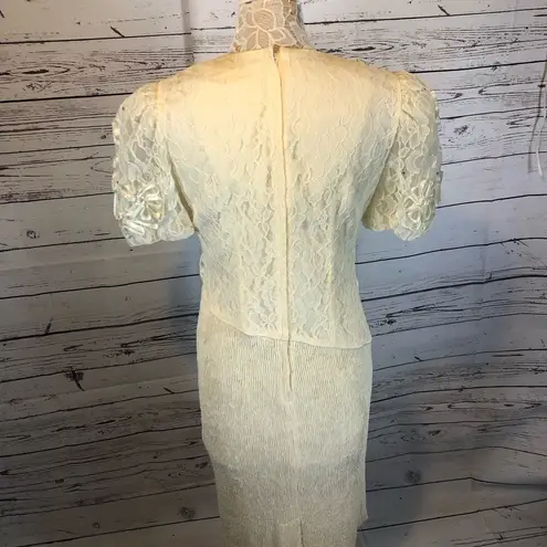 Leslie Fay  Vintage lace 70's dress with balloon sleeves and lots of details.