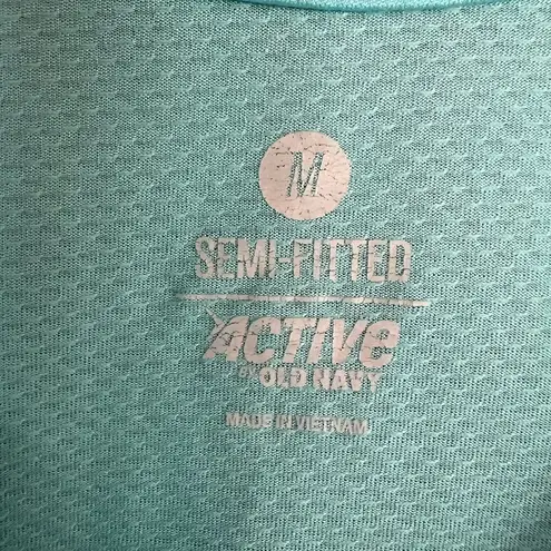 Old Navy  Active semi-fitted athleisure short sleeved t-shirt size medium