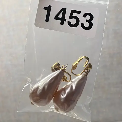 Vintage Gold Tone Peach Faux Pearl Teardrop Clip On Earrings Romantic Feminine Pink