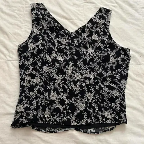Petite Sophisticate Black & white floral sleeveless blouse v neck top
