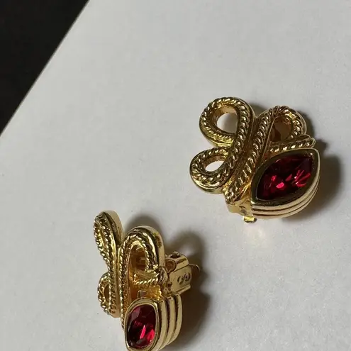 Swavorski Swarovski Crystal (Swan Signed) Gold Tone & Rudy Red Clip On Earrings Signed