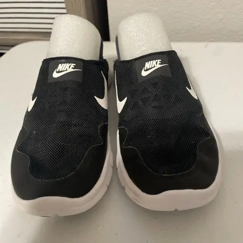 Nike Size 8  Women’s Dual  Ride Stretch Slip On Sneakers black and white