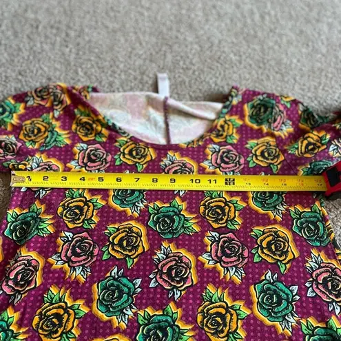 LuLaRoe 2/$12  Women’s Pink Yellow Green Rose Short Leave Stretch Top Size Small